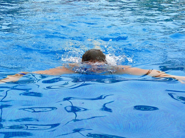 plavec v bazénu